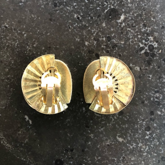 Gold with rhinestone heart earrings in an art deco style, clip-on - Picture 5 of 8